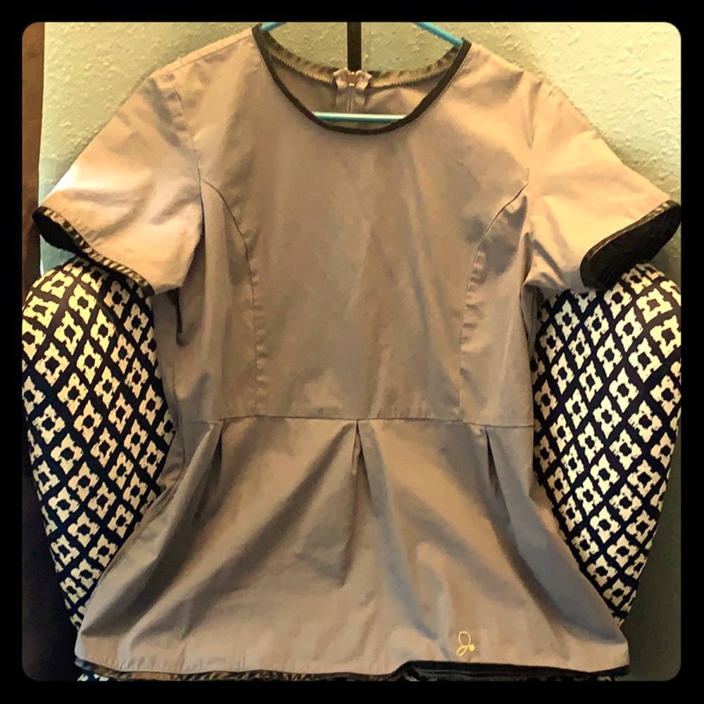 Jaanuu zip up (back) scrub top